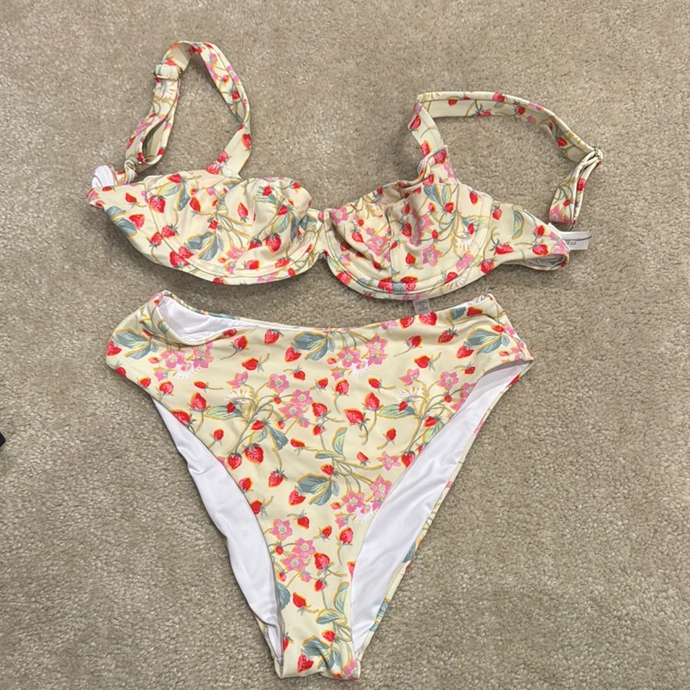 Floral high waisted Victoria’s Secret bikini 
Size small Pads
Top 34C